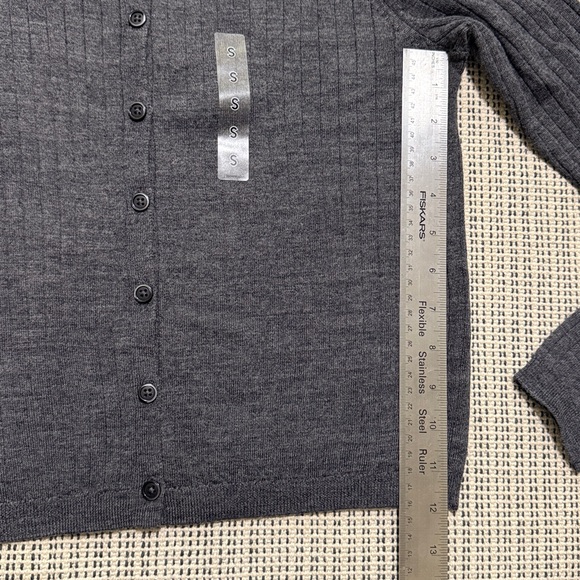 Uniqlo Women Short Cardigan - Picture 4 of 6